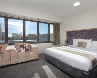 Quality Suites Central Square Hotel - פאלמרסטון נורת' - חדר שינה