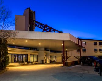 Sinbad's Hotel & Suites - Gander - Building