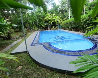 Surasa Hotel - Kurunegala - Piscina