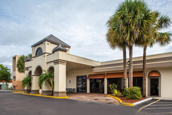 Days Inn Suites By Wyndham Orlando Airport 51 9 3 Orlando