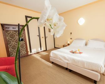 Hotel San Marco - Bedonia - Bedroom