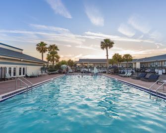 阿米利亞島海灘戴斯套房酒店 - 芬那迪納海灘 - 費南迪納海灘 - 游泳池