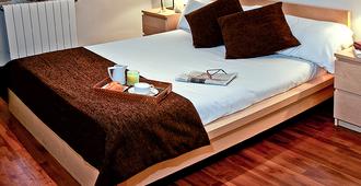 Apartamentos Turisticos Madanis - Barcelona - Bedroom