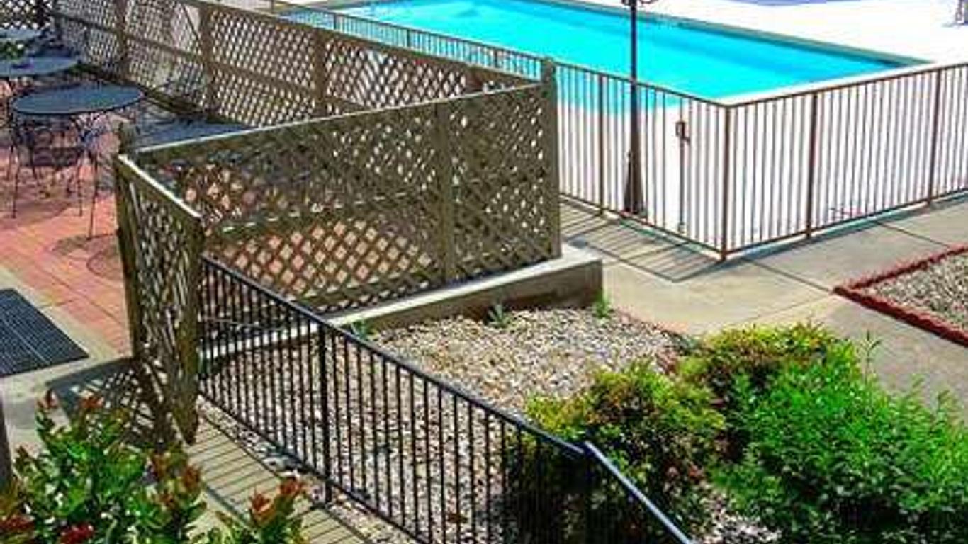 Executive Inn and Suites Springdale