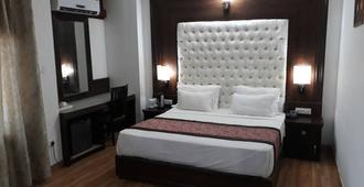 Imperial Heights Clarks Inn Dharamshala - Dharamshala - Bedroom