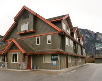 Squamish Adventure Inn - Squamish - Building