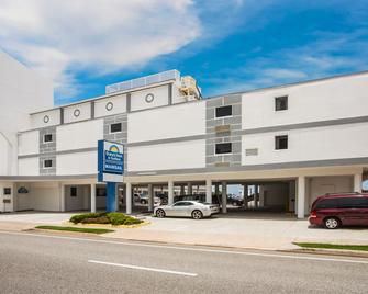 Days Inn by Wyndham Ormond Beach Mainsail Oceanfront - Ormond Beach - Rakennus