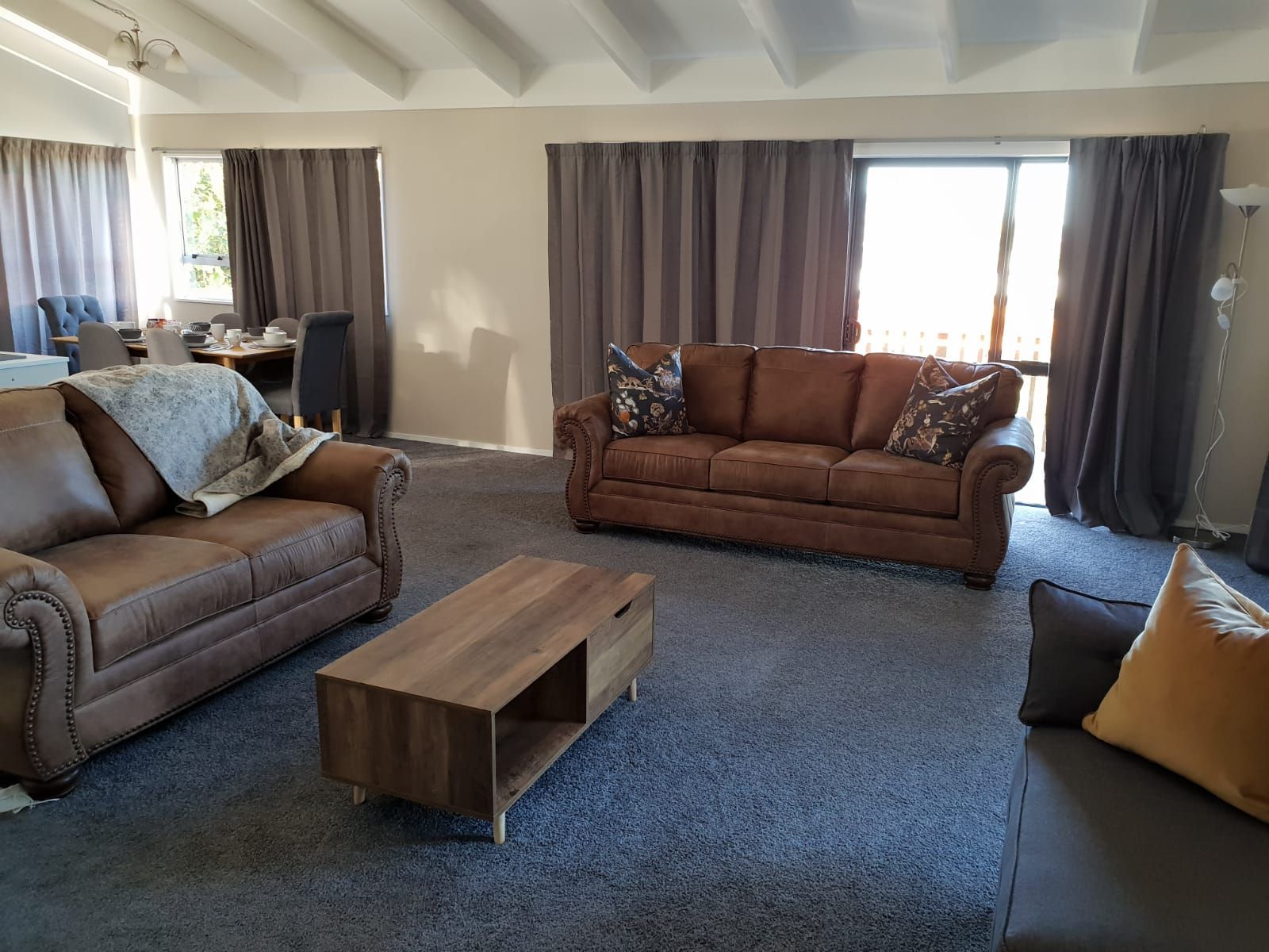 B, D & D Bed and Breakfast - טאופו - סלון