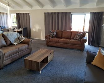 B, D & D Bed and Breakfast - טאופו - סלון