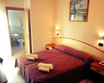 Grand Hotel Azzurra Club - Lido Adriano - Schlafzimmer