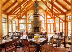 Cathedral Mountain Lodge - Field - Restoran
