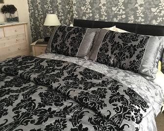Rosewood Bed and Breakfast - Whitby - Bedroom