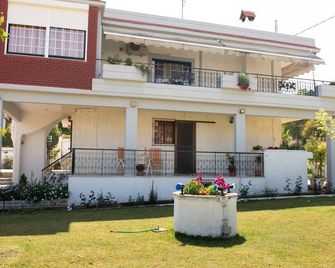 Gianna's Cozy N Quiet-A Comfortable Cottage Style Stay Near Athens Airport - Vravrona - Building