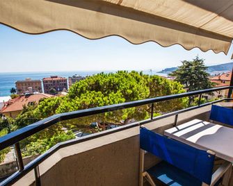 Hotel Palace - ואראצה - מרפסת