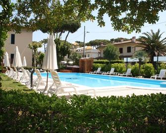Apuana - Marina Di Pietrasanta - Pool