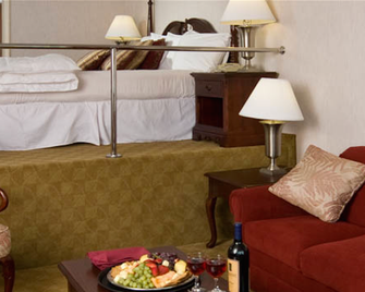 The Georgian Lakeside Resort - Lake George - Bedroom