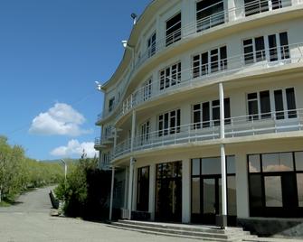 Blue Sevan Hotel - Kalavan - Building