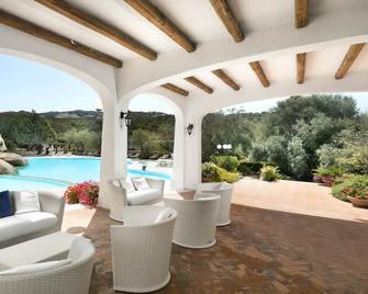 Hotel La Rocca Resort & Spa - Arzachena - Innenhof