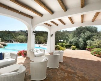 Hotel La Rocca Resort & Spa - ארצאקנה - פטיו