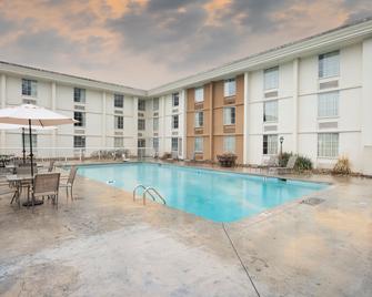 Red Roof Inn Knoxville Central - Papermill Road - Knoxville - Building