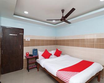 Flagship Gayatri Holiday Home - Puri - Schlafzimmer
