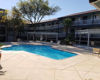 Fiesta Inn and Suites - سان انطونيو - مبنى