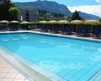 Sunlake Hotel - ريفا ديل غاردا - حوض السباحة