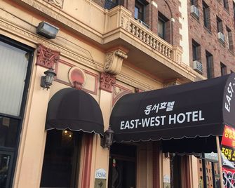 H By H Hospitality - Los Angeles - Building