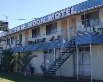 Three Moon Motel - Monto - Edifício