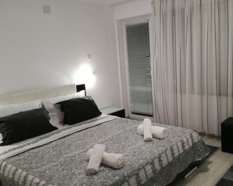 Tzonevi Guest House - Sozopol - Schlafzimmer