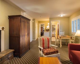 Cambria Pines Lodge - Cambria - Living room