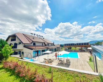 16 Lakes Hotel - Grabovac - Building