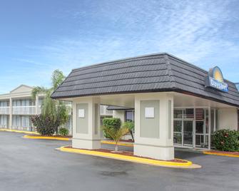 Days Inn by Wyndham Titusville Kennedy Space Center - Titusville - Building