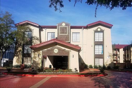 Red Roof Inn & Suites Houston - Hobby Airport - Houston - Building