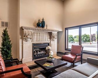 Riverview Inn & Suites, Ascend Hotel Collection - Rockford - Вітальня