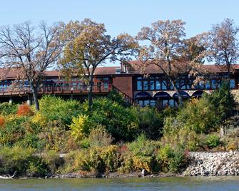Riverview Inn and Suites Ascend Hotel Collection - Rockford - Building
