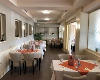 Nimród Hotel és Ètterem - Мошонмадяровар - Ресторан