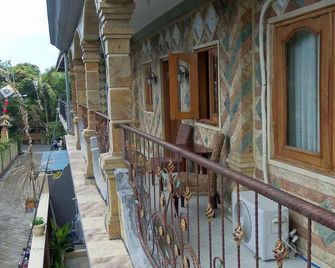 The Reinhold Guesthouse Bali - North Kuta - Balcon