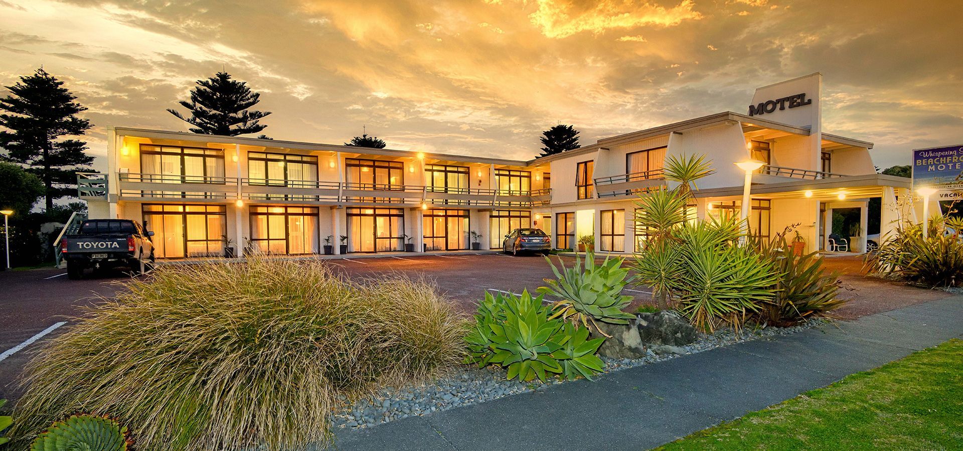 Whispering Sands Beachfront Motel - Gisborne - Building