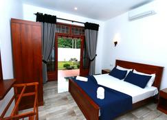 A Private House With A Garden - Negombo - Bedroom