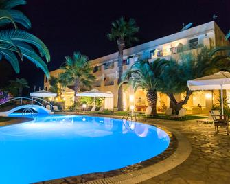 Three Stars Beach Hotel - Moraitika - Pool