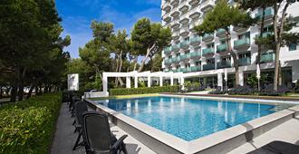 國際海灘酒店 - 利加諾黃金沙灘 - 利尼亞諾薩比亞多羅 - 游泳池