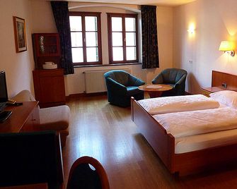 Weisses Rossl - Eppan an der Weinstrasse - חדר שינה