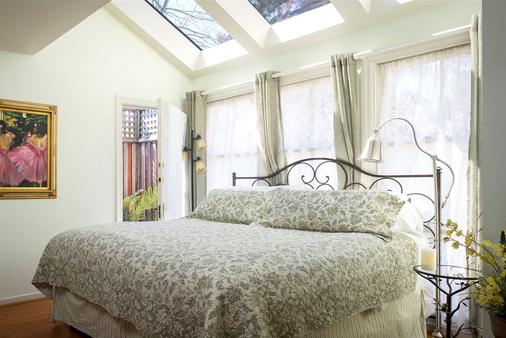 Cabernet House, An Old World Inn - Napa - Bedroom