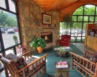 Best Western Johnson's Inn Downtown Gatlinburg - Gatlinburg - Living room