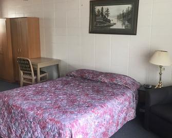 Huron Sands Motel And Restaurant - Providence Bay - Bedroom