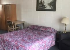 Huron Sands Motel Operated by Manitoulin Wonder Cubs Resort - Providence Bay - Bedroom