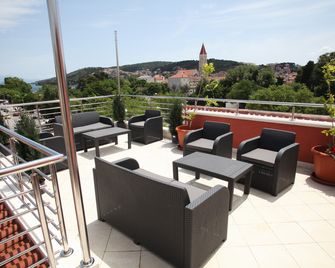 Villa Kampanel - טרוגיר - מרפסת