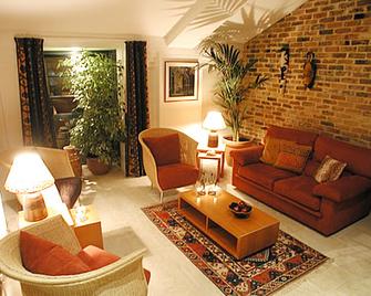 Odessa Wharf - London - Living room