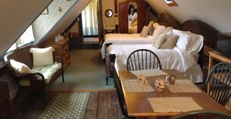 Maple Lane Farm Bed & Breakfast - Windsor - Bedroom